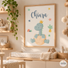 Cuadro infantil personalizado – Bebé dinosaurio con nombre | Decoración habitación bebé