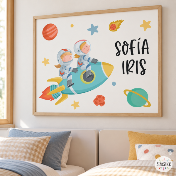 Làmina infantil personalitzable - 2 nenes amb coet i dos noms