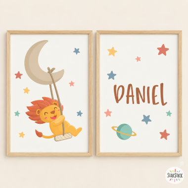 Pack de 2 cuadros infantiles personalizables – León en la luna con columpio para habitación de bebé