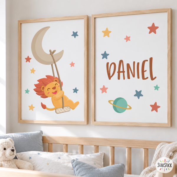 Pack of 2 personalized kids’ wall art pieces – Lion on the moon with swing for baby room