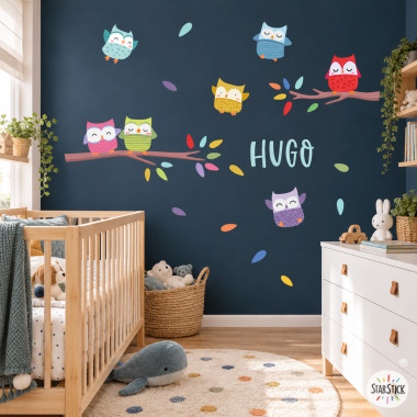 Sticker mural enfant avec hiboux colorés et prénom personnalisé Laia dans une chambre de bébé