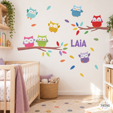 Vinilo infantil de pared con búhos de colores y nombre personalizado Laia en habitación de bebé