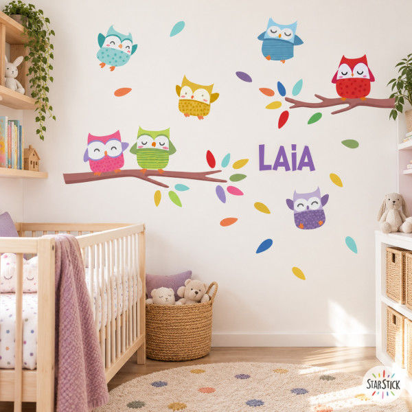 Vinil infantil de paret amb mussols de colors i nom personalitzat Laia en habitació de nadó