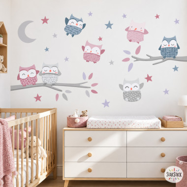 Sticker mural enfant avec hiboux dans des tons rose, gris et bleu sur un mur rose gris foncé