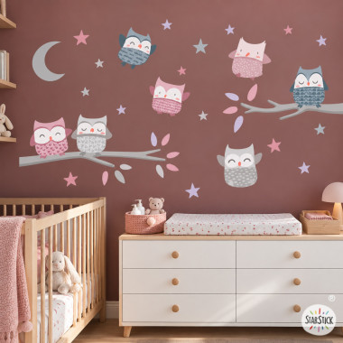 Sticker mural enfant avec hiboux dans des tons rose, gris et bleu sur un mur rose gris foncé