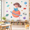 Vinil infantil nena morena llegint sobre un planeta | Decoració educativa per biblioteques i escoles