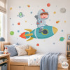 Sticker mural enfant astronaute dans une fusée pour chambre de garçon