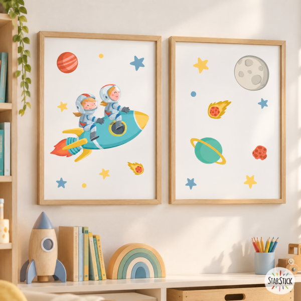 2 Niñas con cohete. Conjunto de 2 cuadros infantiles personalizables