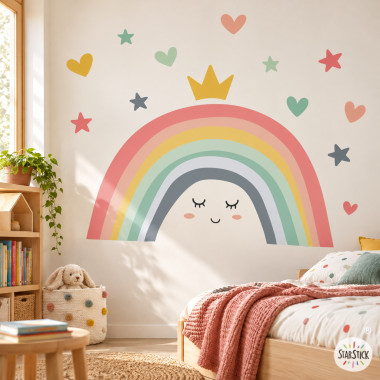 Sticker mural arc-en-ciel pour enfant dans des tons neutres avec cœurs, étoiles et couronne