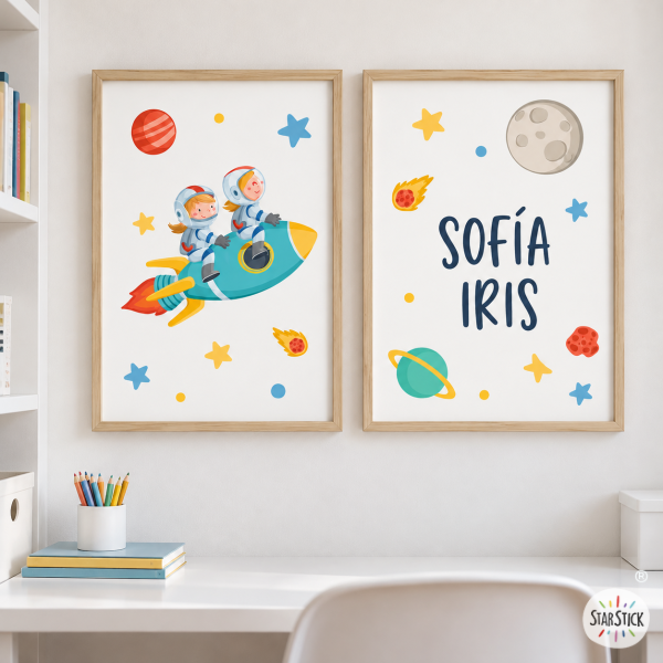 2 Niñas con cohete. Conjunto de 2 cuadros infantiles personalizables