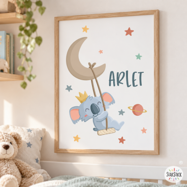 Cuadro infantil personalizado - Koala en la luna con columpio para habitación bebé