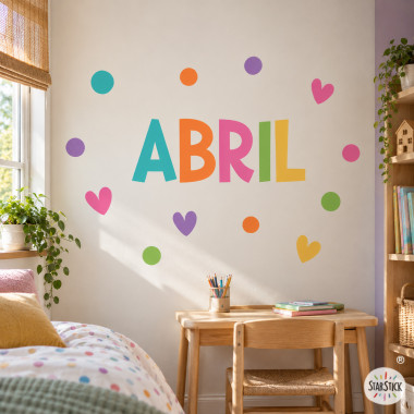 Vinilo infantil personalizado con nombre y corazones de colores para decorar la pared de una habitación infantil
