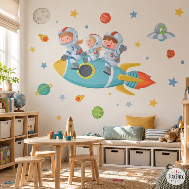 Sticker mural enfant de 3 frères astronautes dans une fusée pour chambre partagée