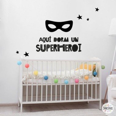 Aquí hi dorm un superheroi - Vinils infantils de paret personalizables