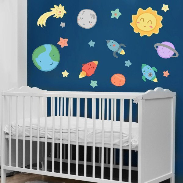 Vinil decoratiu infantil sistema solar amb planetes, sol, terra, coets i estrelles per habitació de nadó