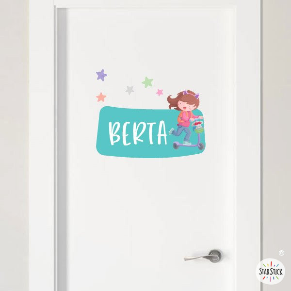 Vinilo infantil personalizado con nombres - Niña con patinete y perrito