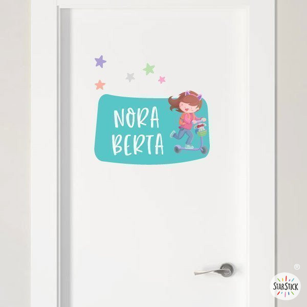 Sticker enfant personnalisé avec prénoms - Fille avec scooter et chiot