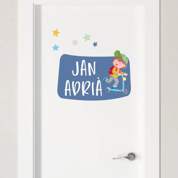 Sticker enfant personnalisé avec prénoms - Garçon avec scooter