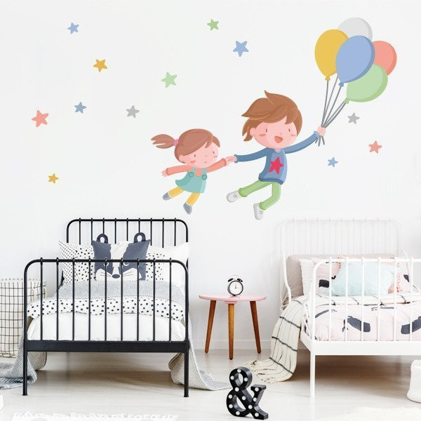 Vinilo infantil - Niño con 1 hermano con globos
