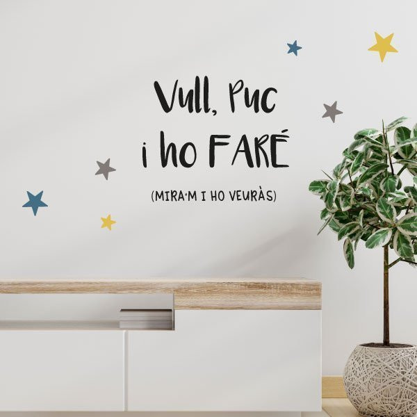 Vinil decoratiu amb la frase “Vull, puc i ho faré” envoltada d’estrelles.