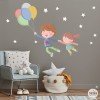 Vinilo infantil - Niño con 1 hermano con globos