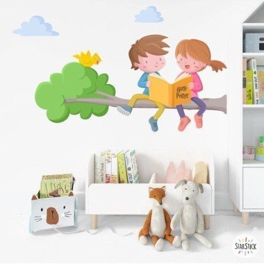 Vinilo infantil - NiÃ±os leyendo en el Ã¡rbol - DecoraciÃ³n escuelas y bibliotecas