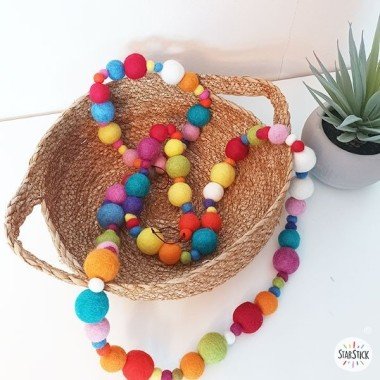Divina - Guirnalda decorativa con bolas de lana natural – Multicolor