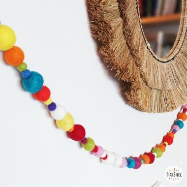 Divina - Decorative garland with balls of natural wool - Multicolor