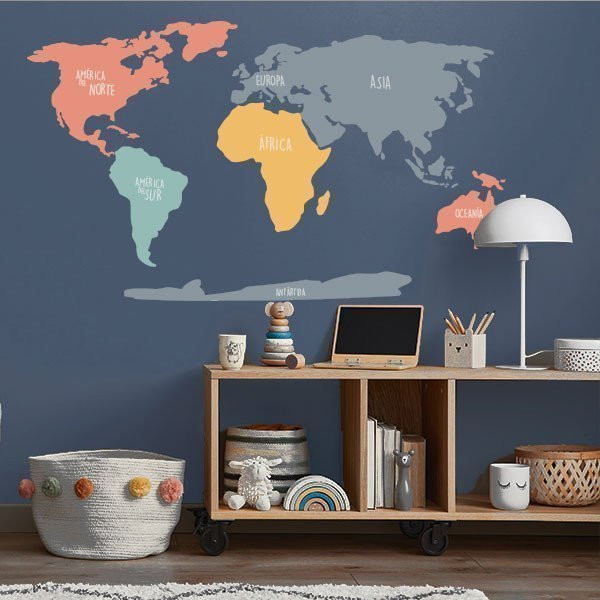 Vinil mapa mundi infantil en tons ocre per paret amb disseny modern decoratiu i educatiu