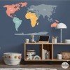 Vinil mapa mundi infantil en tons ocre per paret amb disseny modern decoratiu i educatiu