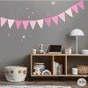 Décoration enfantine avec des stickers. Fanions personnalisables rose