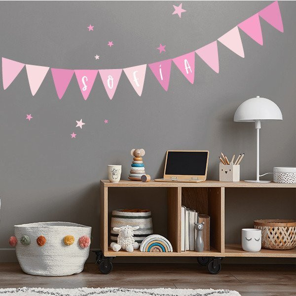 Décoration enfantine avec des stickers. Fanions personnalisables rose