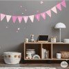Décoration enfantine avec des stickers. Fanions personnalisables rose