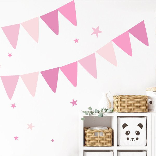 Décoration enfantine avec des stickers. Fanions personnalisables rose