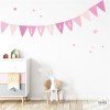Décoration enfantine avec des stickers. Fanions personnalisables rose