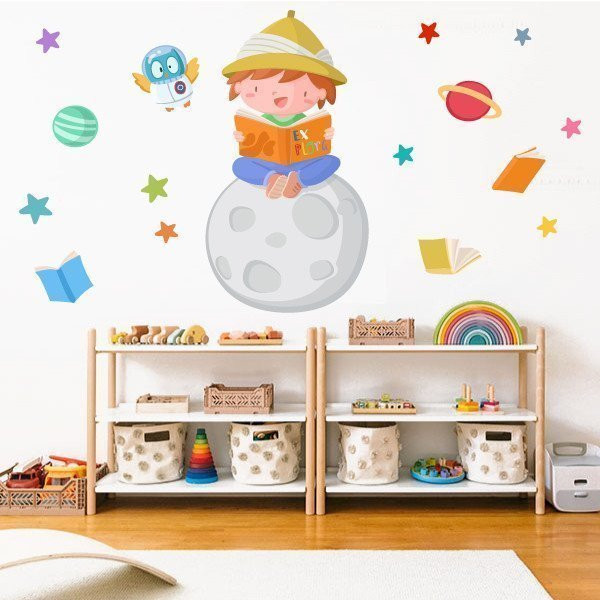 Decoració biblioteques escolars amb vinils - Nen llegint a la lluna