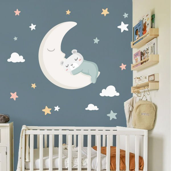 Sticker bébé ourson dormant sur la lune turquoise avec nuages et étoiles, décoration murale chambre bébé