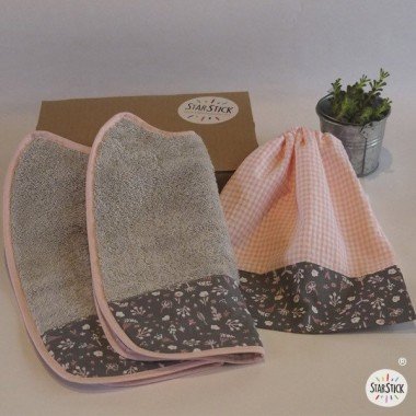 Pack regalo para bebés - Baberos con bolsa de merienda - Flores Rosa