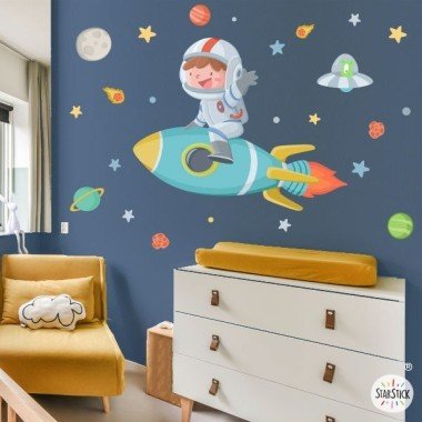 Garçon avec fusée - Sticker mural - Idées pour décorer les chambres d'enfants