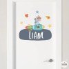 Sticker enfant avec nom - Garçon avec fusée - Décoration enfant personnalisée