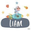 Sticker enfant avec nom - Garçon avec fusée - Décoration enfant personnalisée