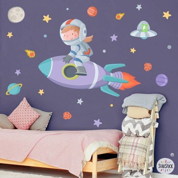 Niña con cohete - Vinilos de pared - Ideas para decorar habitaciones infantiles
