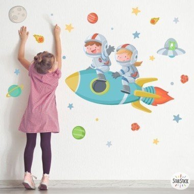 Niño y niña con cohete - Vinilos para decorar habitaciones compartidas