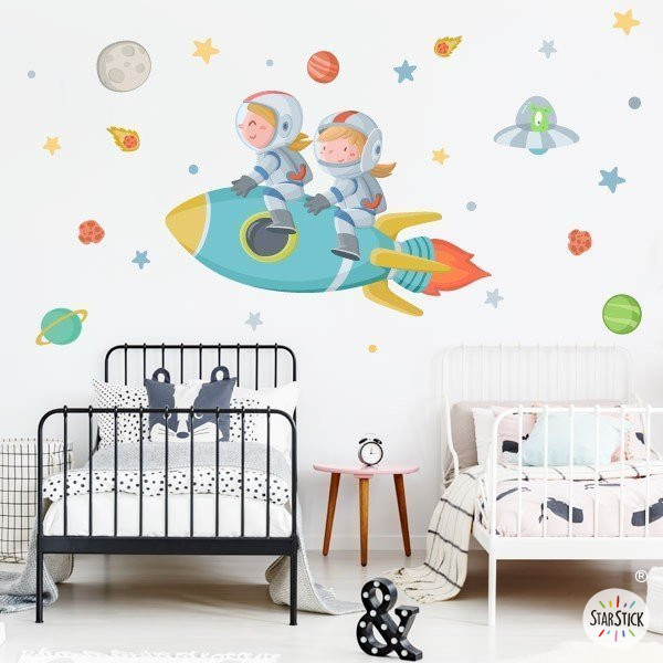 2 germanes amb coet - Vinils per decorar habitacions compartides