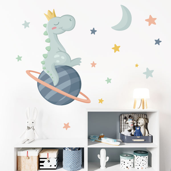 Vinilo de pared infantil con dinosaurio soñador decorando habitación de bebé