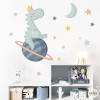 Vinilo de pared infantil con dinosaurio soñador decorando habitación de bebé