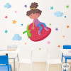 - Vinilo decorativo Niña con fresa – Ideal para comedores escolares, aulas y zonas de juego en centros educativos