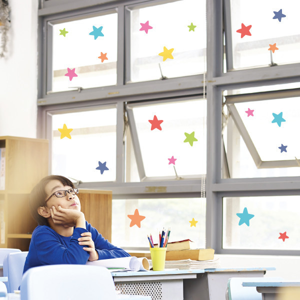 Decorar finestres i vidres amb vinils – Estrelles de colors