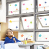 Decorar ventanas y cristales con vinilos – Estrellas de colores