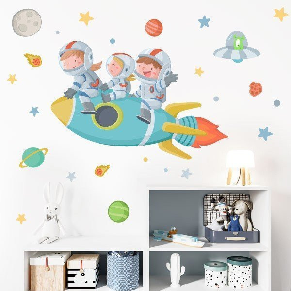 Vinilo infantil tres hermanos astronautas en un cohete con estrellas, planetas y luna decorando habitación infantil compartida